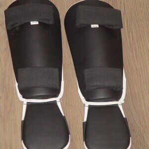 Revgear Black Youth Shin Guards Size Small Straps Good Pre Owned Condition